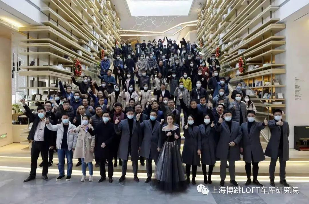 秀山全国一百多人在华侨城汉口道6号参观研讨LOFT专利车库技术！